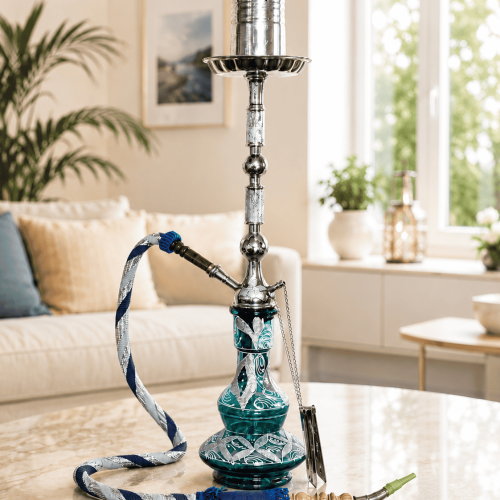 Shisha mit Glasbowl und Metallkamin auf Tisch im Wohnzimmer.