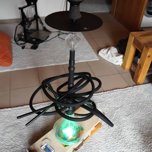 Shisha mit Glaskugel und Heizgerät, ideal für Raucher und Sammler.