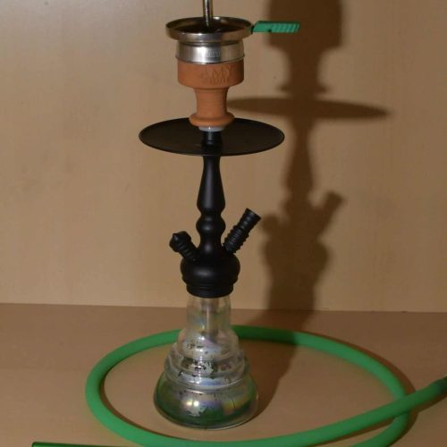 Shisha-Kopf mit Glasbowl, Schlauch und Metallaufsatz auf Holzoberfläche.