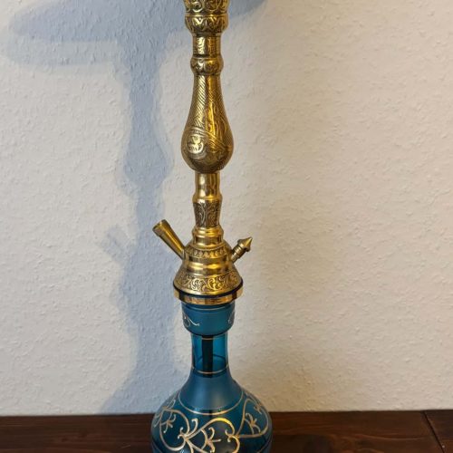 Elegantes Shisha-Set mit goldener Tabakschale und blauer Wasserpfeife.