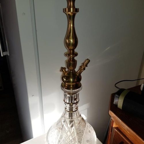 Dekorativer Rauch-Hookah mit goldfarbenem Metall und Kristallglasbasis.
