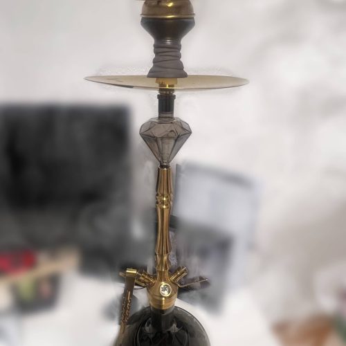 Shisha mit goldfarbenem Design und Glasbowl, ideal für gemütliche Rauchabende.