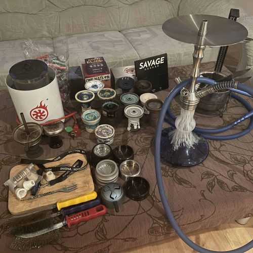 Rauchsäule mit Schlauch und Tabakdosen für Shisha-Genuss.