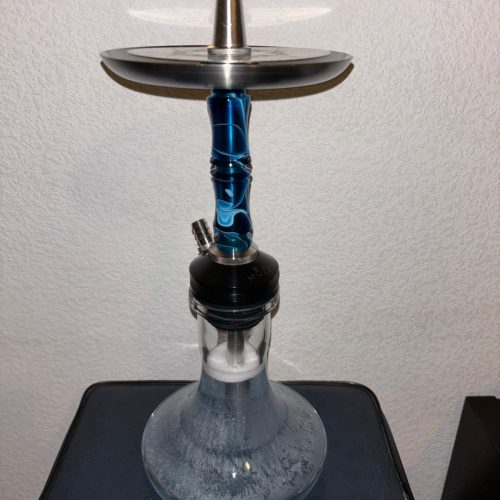 Wasserpfeife mit Glasbasis, Metall- und Kunststoffteilen, ideal für Shisha-Liebhaber.