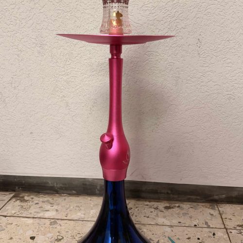 Bunte Shisha mit pinker Metallpfeife und blauer Glasbowl.
