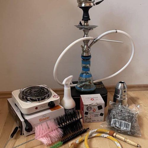 Shisha mit Zubehör, inklusive Kohleanzünder, Schläuche und Dichtungen.