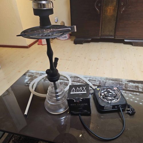 Rauchsäule und Shisha-Zubehör auf einem Tisch, ideal für Raucher und Shisha-Liebhaber.
