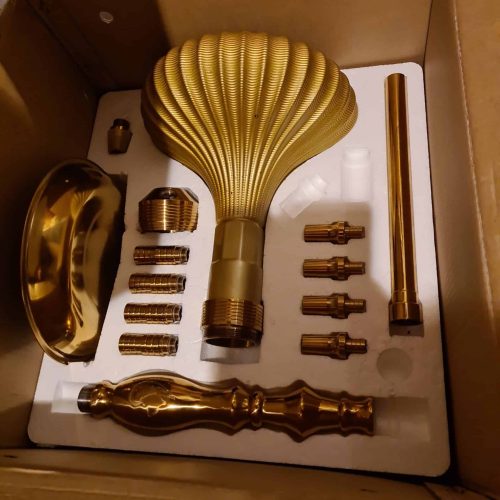 Hochwertiges Gold-Shisha-Set mit Düse, Schlauch und Zubehör.