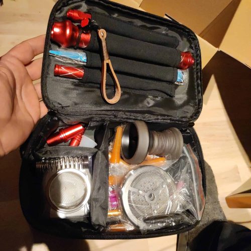 Verschiedene Shisha-Zubehörteile und Feuerzeuge in einer Tragetasche.