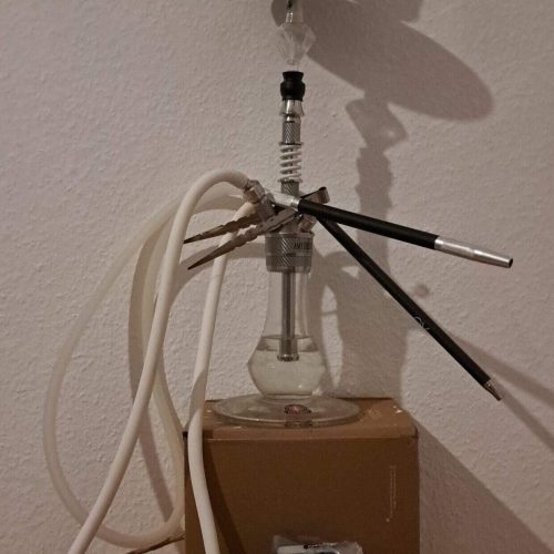 Rauchsäule für Shisha mit mehreren Schläuchen und Zubehör, ideal für Wasserpfeifen.