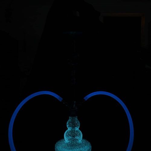 Shisha mit blauer LED-Beleuchtung im Dunkeln, ideal für Raucher und Sammler.