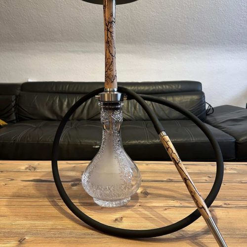 Dekorative Shisha mit Glasbasis und Metallrohr, ideal für gemütliche Abende.