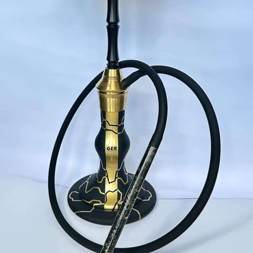 Schwarze Shisha mit goldenen Details und Silikonschlauch, ideal für gemütliche Abende.