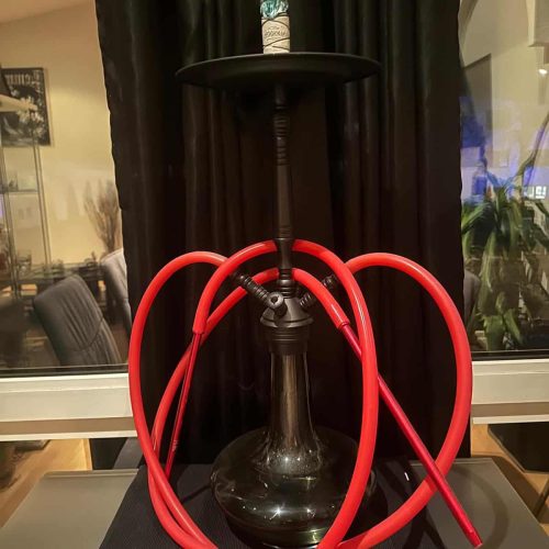 Shisha mit rotem Schlauch und Wasserbehälter, ideal für gesellige Abende.