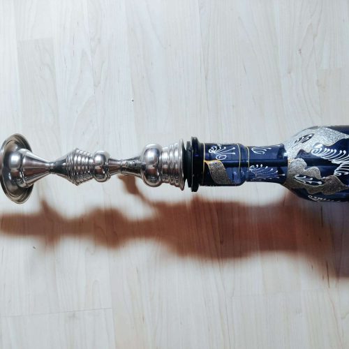 Metallrauchpfeife mit blauer und silberner Dekoration, handgefertigt.