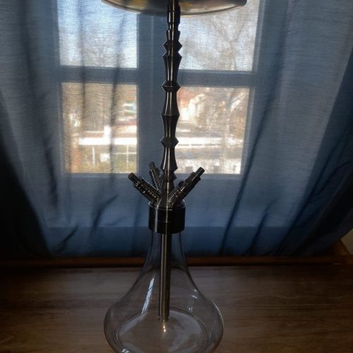 Hookah mit Metallaufsatz und Glasbasis, ideal für Shisha-Genuss.