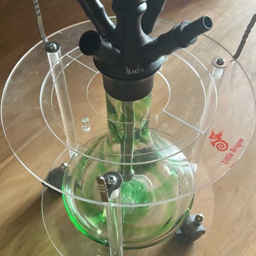 Rauchvase mit mehreren Schläuchen, LED-Beleuchtung und Glasbehälter für Shisha-Genuss.