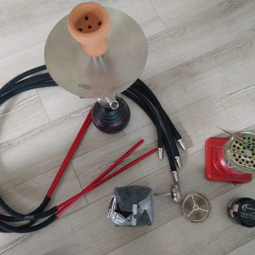 Komplettes Shisha-Zubehör mit Schlauch, Kopf und Kohle.