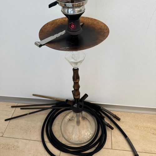 Rauchsäule mit Shisha, Kohlehalter und Schlauch, ideal für Wasserpfeifen-Liebhaber.