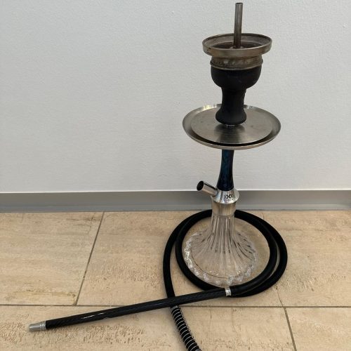 Alte Shisha mit abnehmbarem Kopf und Schlauch, ideal für Raucher.
