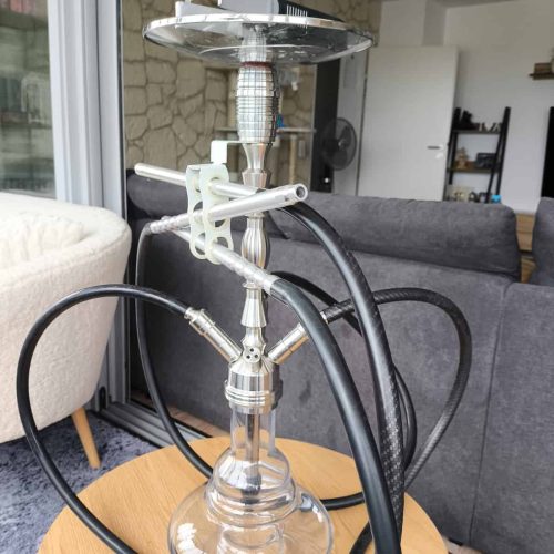 Rauchsäule mit Shisha-Kopf, Schlauch und Glasbasis, ideal für Wasserpfeifen-Liebhaber.