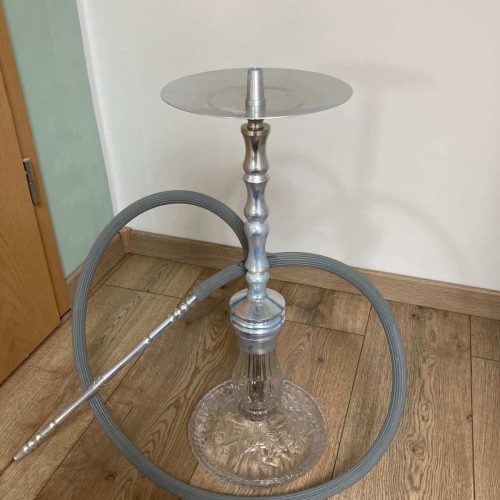 Rauch-Hookah mit Glasbasis, Metallstamm und Silikonschlauch, ideal für Shisha-Liebhaber.