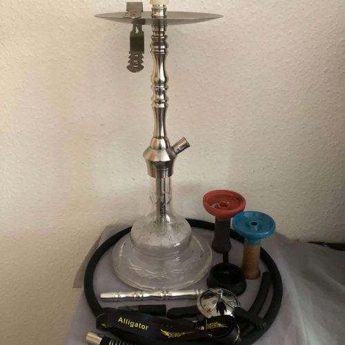 Wasserpfeife mit Glasbasis, Schlauch und Zubehör, ideal für Shisha-Liebhaber.