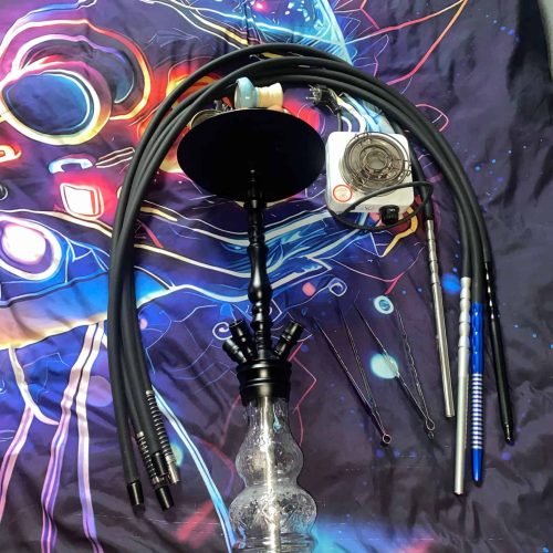 Shisha mit mehreren Schläuchen und Zubehör auf buntem Hintergrund.