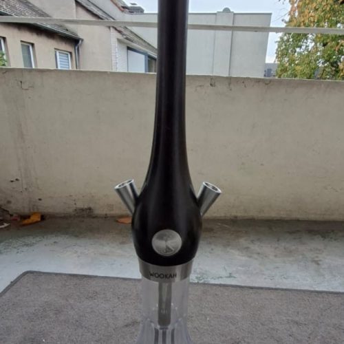 Moderne Glas-Shisha mit Metall-Adapter, ideal für Raucher.