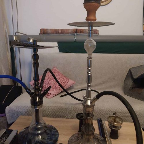 Dekorative Shisha mit Glasbasis und Holzaufsatz.