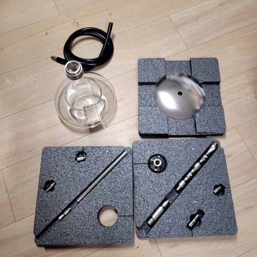 Glas-Shisha mit Metallteilen und Zubehör, zerlegt auf Holz.