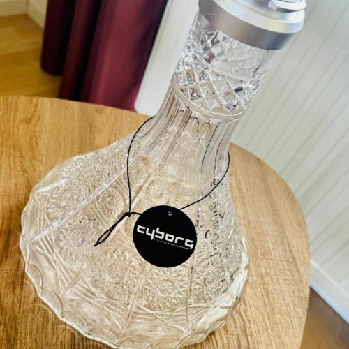 Dekorative Glas-Shisha-Karaffe mit Edelstahl-Deckel, ideal für Wasser oder Getränke.