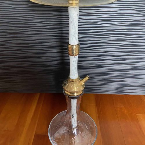 Hochwertige Shisha mit Glasbowl und goldenen Details.