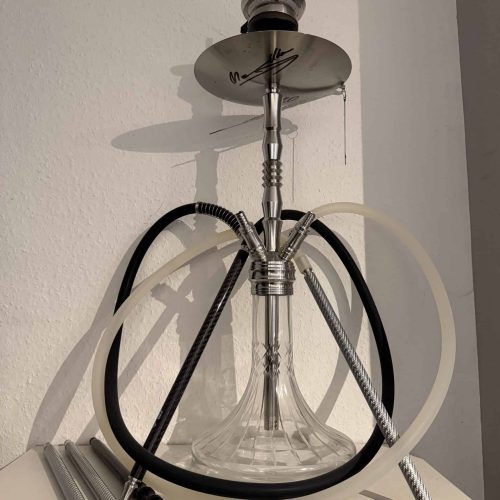 Shisha mit Glasbowl, Metallrohren und Schläuchen, bereit zum Rauchen.