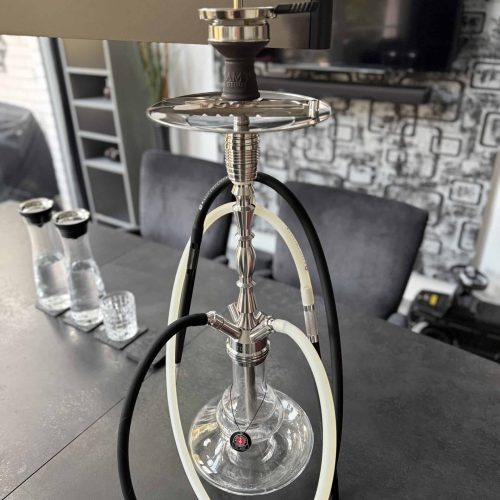Moderne Shisha mit Edelstahl und Glasbowl auf Tisch.