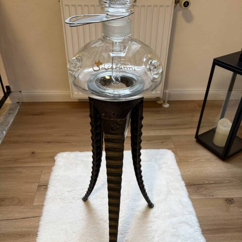 Klarer Glasbowl für Shisha auf einem schwarzen Holzständer.