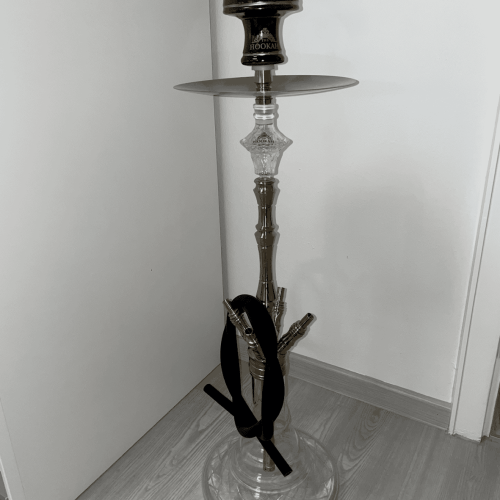 Rauchsaul mit Schlauch, Kopf und Glasbasis, für Shisha-Genuss.