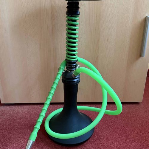 Schwarze Shisha mit grüner Silikonschlauch und Glasbowl.