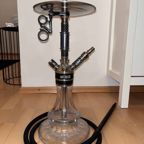 Rauchsäule aus Glas mit Metallteilen und Schlauch, ideal für Shisha-Genuss.