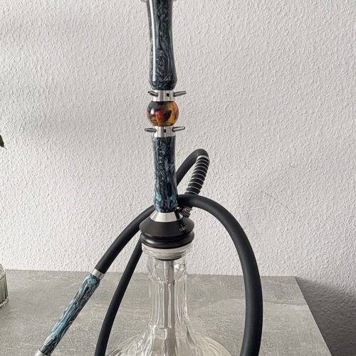 Shisha mit Glasbasis und Metallaufsatz, ideal für Raucherlebnisse.