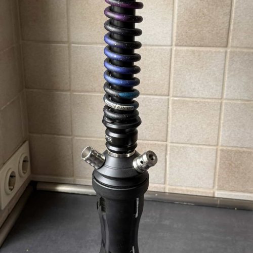Moderne Shisha mit farbiger Rauchsäule und Glasbasis, ideal für Genuss und Dekoration.
