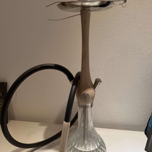 Shisha mit Glasbowl und Metallaufsatz, ideal für gemütliche Abende.