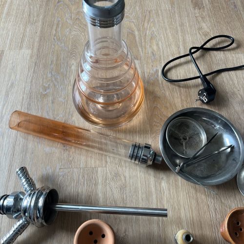 Glasbowl für Shisha mit Metall- und Keramikteilen, Kabel und Dichtungen.