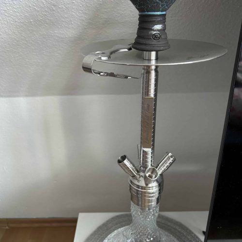 Moderne Shisha mit Glasbowl und Metallteilen.