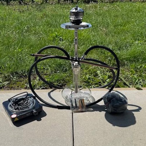 Shisha mit Silikonschlauch und Kohleteller im Freien.