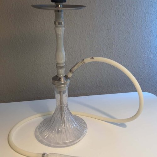 Rauch-Hookah mit Glasbasis und Silikonschlauch, ideal für Shisha-Liebhaber.