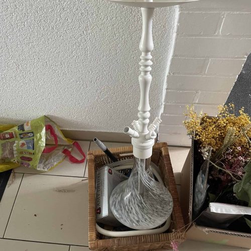 Wasserpfeife mit Glasbefeu, ohne Schlauch, auf Korb gestellt.