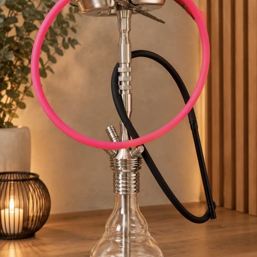 Shisha mit Glasbowl, Metallkopf und Schlauch auf Holz.