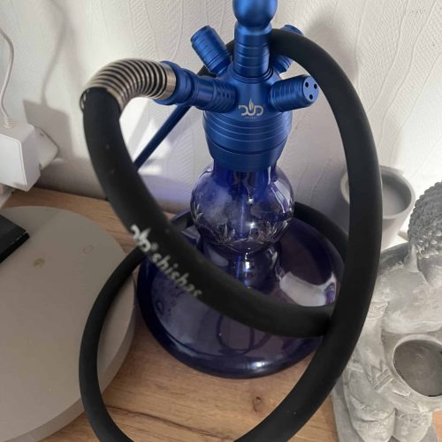 Dekorative Wasserpfeife mit blauer Glasvase und schwarzem Schlauch.