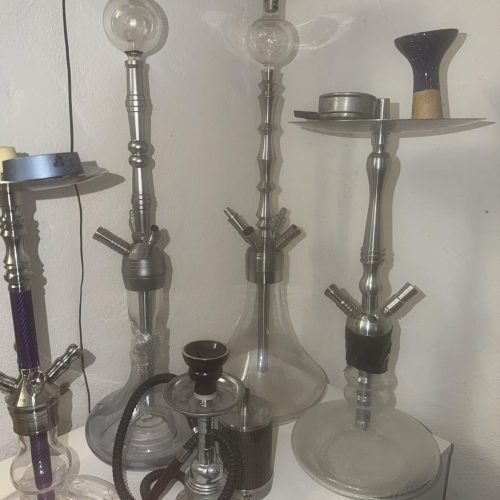 Mehrere Wasserpfeifen in unterschiedlichen Größen und Designs.